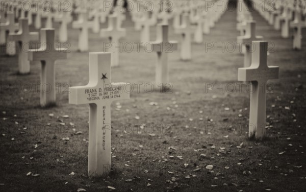 Tag Medal of Honour, grave of Frank D. Peregory, gravestones, war graves, soldiers' graves, military cemetery, Normandy American Cemetery and Memorial, Omaha Beach, D-Day, Operation Overlord, Saint-Laurent-sur-Mer near Colleville-sur-Mer, black and white, vintage, Normandy, Calvados, France