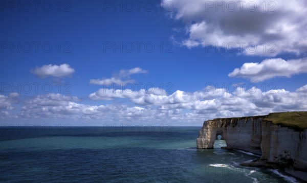 Rock arch Falaise or Porte La Manneporte, behind it Falaise or Porte d'Aval, Étretat, sea, cliffs, cliffs, chalk cliffs, alabaster coast, La Côte d'Albâtre, Normandy, Seine-Maritime, France