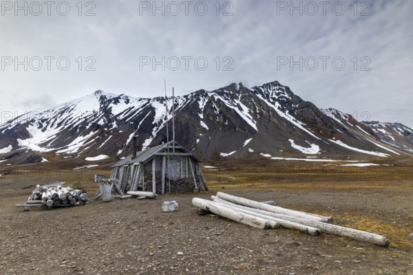 Hunting hut in front of mountain, wooden hut, Bamsebu, Spitsbergen, Svalbard