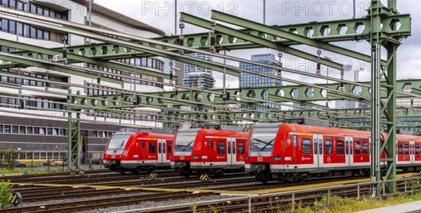 Bridge at Camberger Straße, Galluswarte, Deutsche Bahn, tracks and trains, Frankfurt am Main, Hesse, Germany