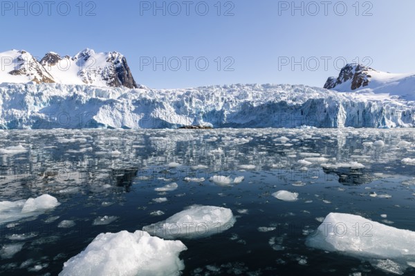 Glacier tongue, ice in front of a break-off edge, mountain peak, sea, Fugelfjorden, Spitsbergen, Svalbard