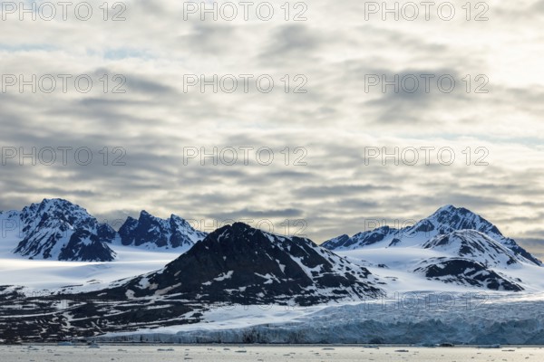 Glacier tongue, ice, mountain range, sea, Lillienhöökbreen, Spitsbergen, Svalbard