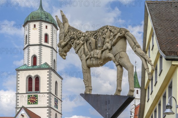 Monument: The trial for the donkey's shadow, created by the artist Peter Lenk, market square, behind the tower of the parish church of St Martin, Biberach an der Riß, Baden-Württemberg, Germany