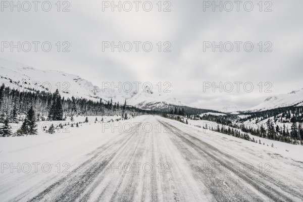 Winter road trip on the Icefields Parkway with lots of snow and ice, Banff National Park, Jasper National Park, Alberta, Canada