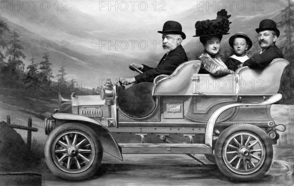 Car journey family, 1910s, family in an old car with hats, black and white photo with nostalgic style, historical photo