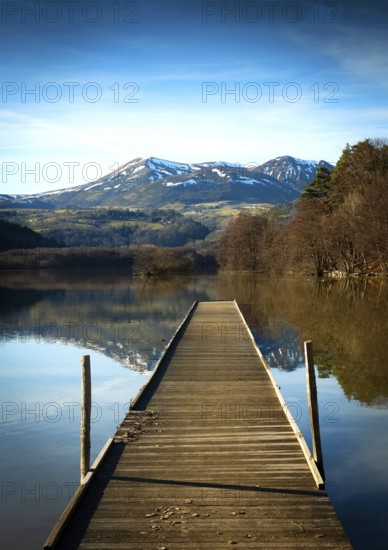 Lake Chambon in autumn, Massif of Sancy in the background, Regional Nature Park of the Volcanoes of Auvergne, Puy de Dome department, Auvergne, France