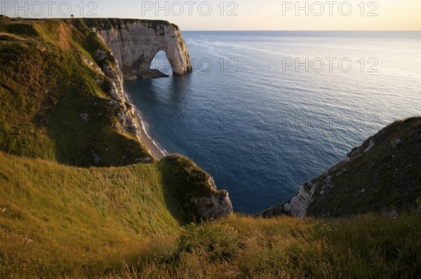 Rock arch Falaise or Porte La Manneporte, Jambourg beach, Étretat, sea, steep coast, cliffs, chalk cliffs, alabaster coast, La Côte d'Albâtre, evening mood, Normandy, Seine-Maritime, France