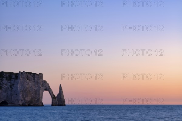 Rock arch Falaise or Porte d'Aval and rock needle Aiguille, Étretat, sea, steep coast, cliffs, chalk cliffs, alabaster coast, La Côte d'Albâtre, sunset, evening mood, atmospheric, Normandy, Seine-Maritime, France