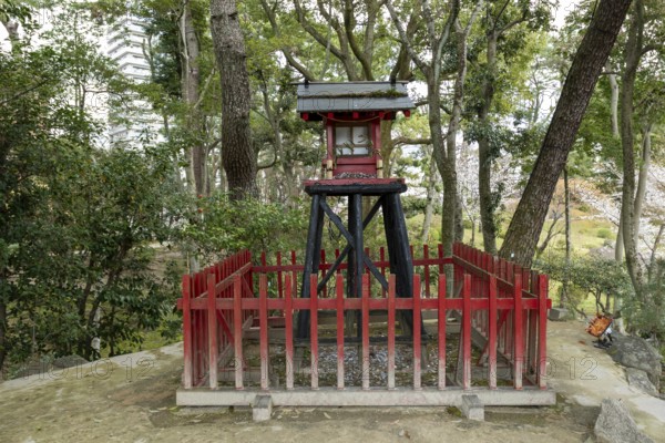 Inari-jinja Shrine on Mount Kifuku in Shukkei-en with blossoming cherry trees, sakura, and Takuei-chi pond in spring, historical Japanese strolling garden, Japanese garden, green area, tourist attraction, sight, Naka-ku, Hiroshima, Japan
