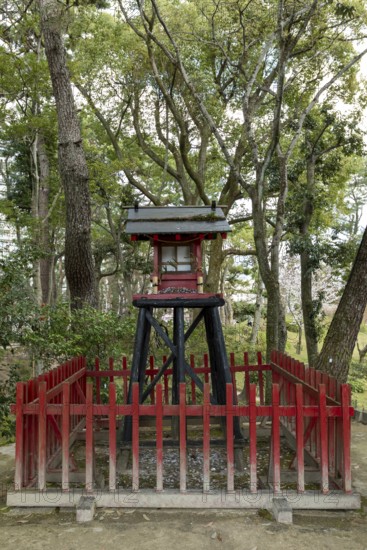 Inari-jinja Shrine on Mount Kifuku in Shukkei-en with blossoming cherry trees, sakura, and Takuei-chi pond in spring, historical Japanese strolling garden, Japanese garden, green area, tourist attraction, sight, Naka-ku, Hiroshima, Japan