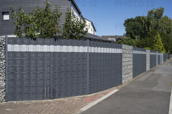 Double wire mesh fence with privacy strips Gabion elements, Kamen, Ruhr area, North Rhine-Westphalia, Germany