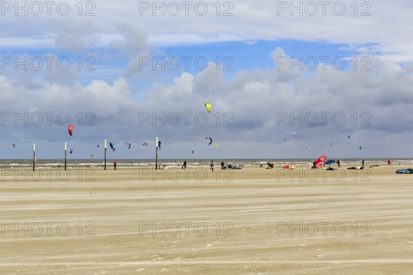Walk on the sandy beach, kite surfers, surf on the horizon, Sankt Peter-Ording, Eiderstedt peninsula, Wadden Sea National Park, North Frisia, Schleswig-Holstein, Germany