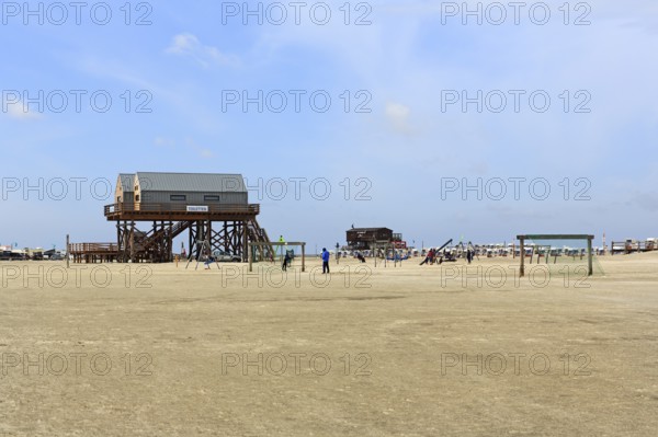 Pile dwellings, toilet block on the beach, beach chairs, football goal on the horizon, Sankt Peter-Ording, Eiderstedt peninsula, Wadden Sea National Park, North Frisia, Schleswig-Holstein, Germany