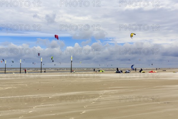 Walk on the sandy beach, kite surfers, surf on the horizon, Sankt Peter-Ording, Eiderstedt peninsula, Wadden Sea National Park, North Frisia, Schleswig-Holstein, Germany