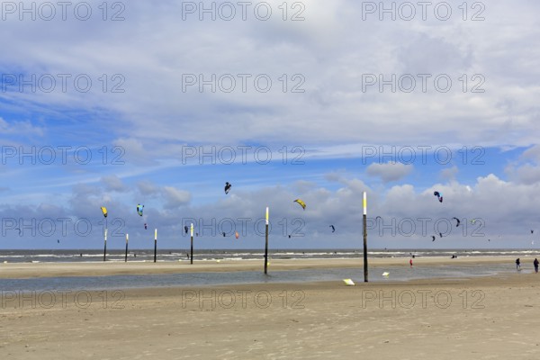Walk on the sandy beach, kite surfers, surf on the horizon, Sankt Peter-Ording, Eiderstedt, Wadden Sea National Park, North Frisia, Schleswig-Holstein, Germany