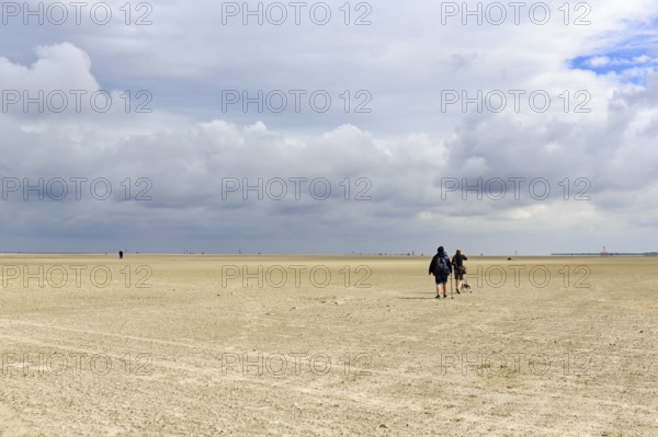 Wide sandy beach, walkers on the horizon, Sankt Peter-Ording, Eiderstedt peninsula, Wadden Sea National Park, North Frisia, Schleswig-Holstein, Germany