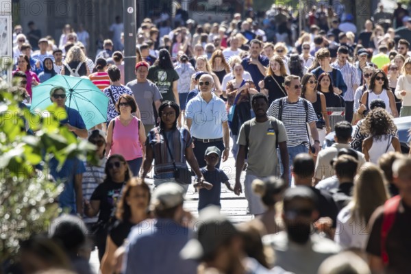 In the sunshine, many people stroll through Stuttgart's Königstraße pedestrian zone. Stuttgart, Baden-Württemberg, Germany