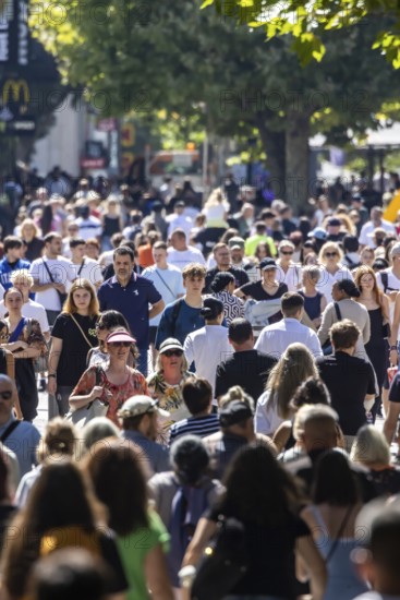 In the sunshine, many people stroll through Stuttgart's Königstraße pedestrian zone. Stuttgart, Baden-Württemberg, Germany