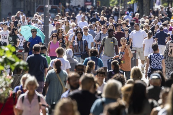 In the sunshine, many people stroll through Stuttgart's Königstraße pedestrian zone. Stuttgart, Baden-Württemberg, Germany