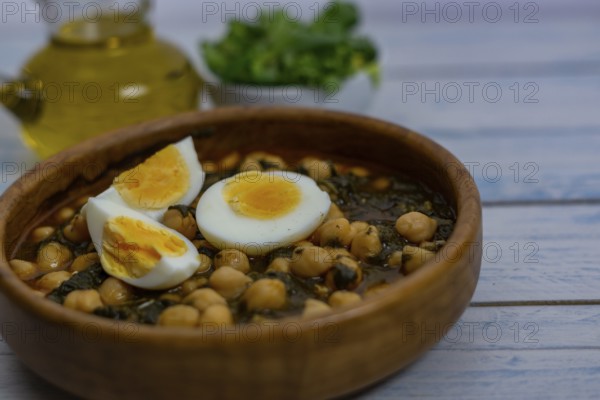 Chickpeas with spinach and egg