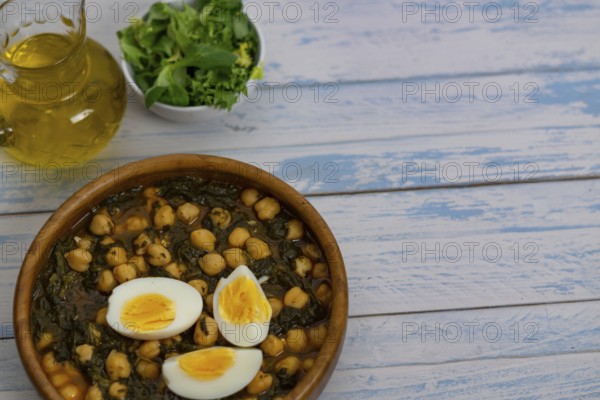 Chickpeas with spinach and egg