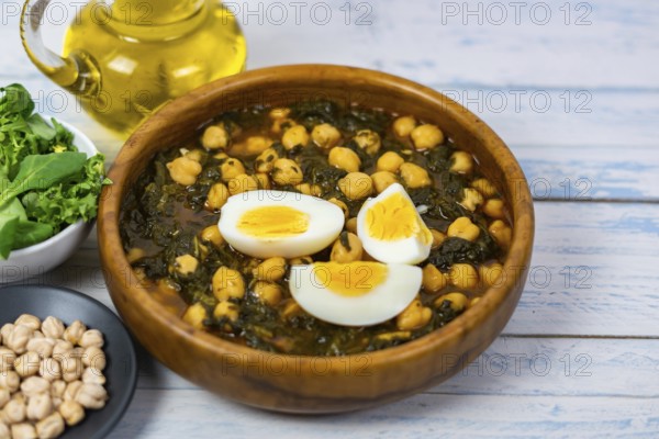 Chickpeas with spinach and egg