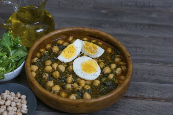 Chickpeas with spinach and egg
