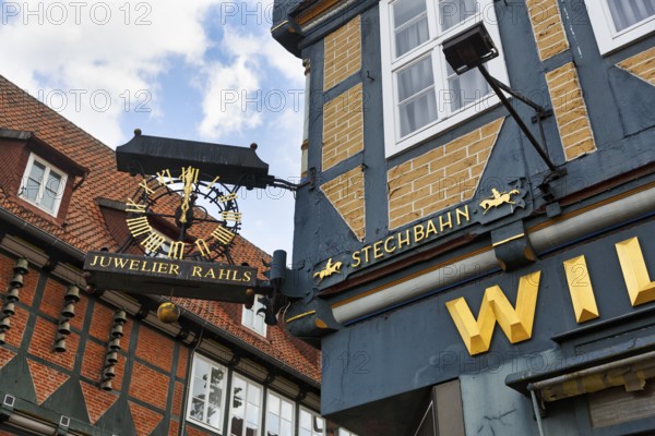 Glockenspiel, clock, jewellery shop, architectural detail with Stechbahn lettering, half-timbered houses, historic old town, Celle, Lüneburg Heath, Germany