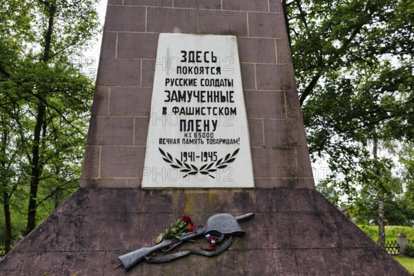 Obelisk with inscription in Russian, cemetery of honour of Soviet war dead, prisoner-of-war camp, World War II, Stalag 326 VI K Senne memorial, Schloss Holte-Stukenbrock, Senne nature reserve, North Rhine-Westphalia, Germany