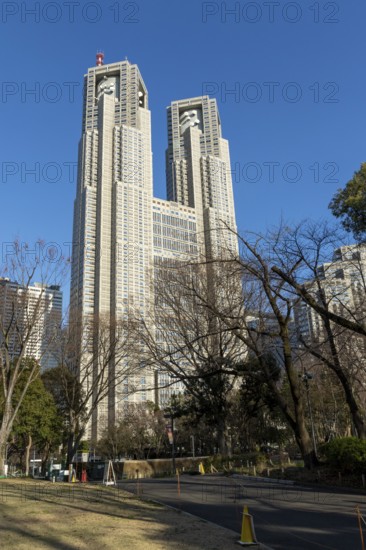 Architecture, Shinjuku Central Park and facade of the Tokyo Metropolitan Government Building, government building of Tokyo Prefecture in front of a blue sky, architect Kenzo Tange, Nishi-Shinjuku district, Shinjuku, Tokyo, Chiba, Japan