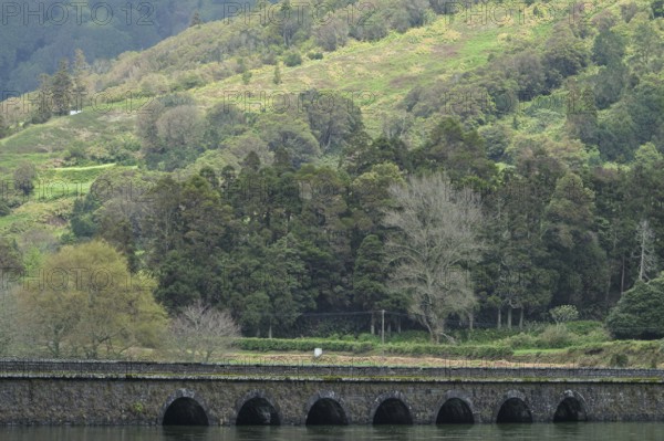 Bridge between the lakes Lagoa Azul and Lagoa Verde, Sete Cidades, São Miguel, Azores, Portugal
