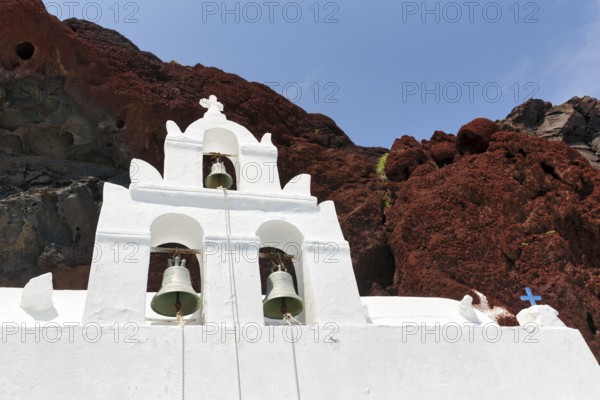 Agios Nikolaos Mavrorachidi, chapel with bell tower in front of red rock face, volcanic rock, Akrotiri, Santorini, Cyclades, Greece