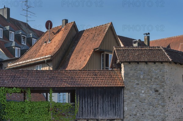 Pointed gable houses with tiled roofs and town wall with battlements, Isny, Swabia, Baden-Württemberg, Germany