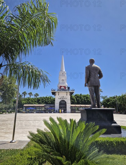 KEMER, TURKEY - JULY 5, 2025 Beautiful view to Kemer Saat Kulesi today Cafe Mokka in the city centrum with view to the Ataturk statue