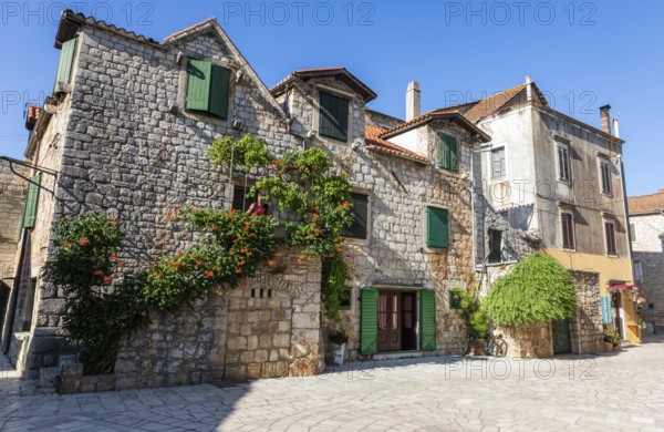 Stone houses in the old town centre, Trg Skor, Skor Square, Starigrad, island of Hvar, Dalmatia, Croatia