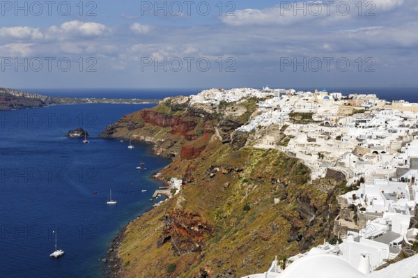 View of the village at the edge of the caldera, cliffs, Oia, Thira, Santorini, Cyclades, Greece