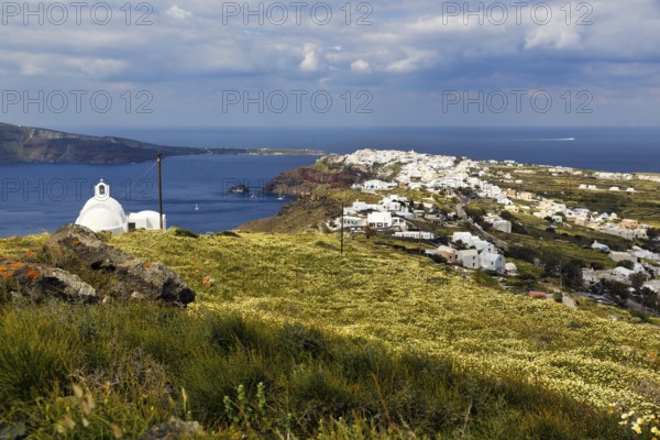 View of the village on the edge of the caldera, cliffs, hiking trail from Fira to Oia, Thira, Santorini, Cyclades, Greece
