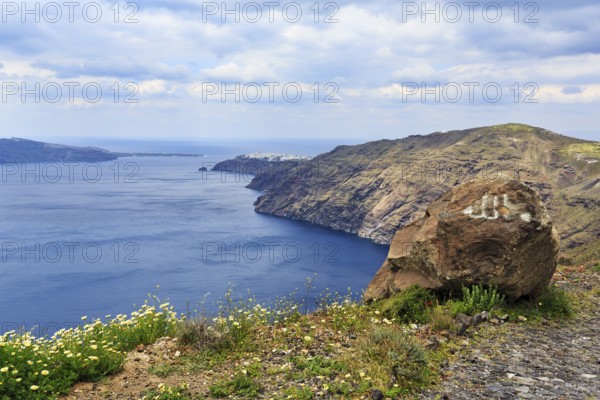 Edge of the caldera, cliffs, view of the sea, hiking trail from Fira to Oia, Thira, Santorini, Cyclades, Greece