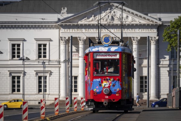 Ebbelwoi Express brings colour to the cityscape. Sachsenhausen, Frankfurt am Main, Hesse, Germany