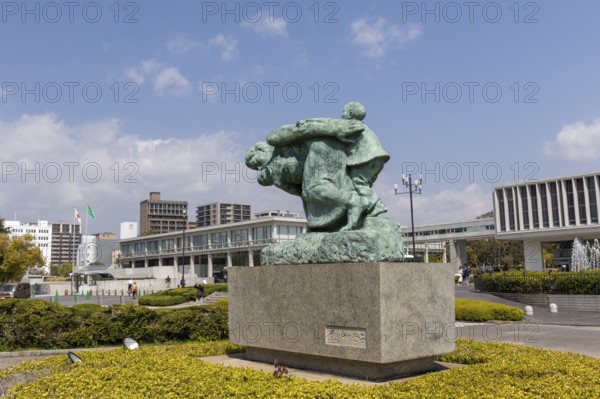 Statue of mother and children in the storm, bronze statue by the artist Shin Hongo in front of the Hiroshima Peace Museum, landmark, UNESCO World Heritage Site, peace memorial and memorial to the victims of the atomic bombing of Hiroshima in the Peace Park, Naka Ward, Hiroshima, Japan