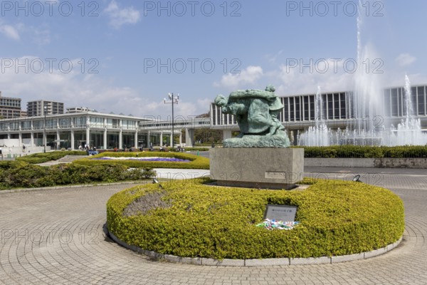 Statue of Mother and Children in the Storm, bronze statue by artist Shin Hongo and Fountain of Prayer in front of the Hiroshima Peace Museum, landmark, UNESCO World Heritage Site, peace memorial and memorial to the victims of the atomic bombing of Hiroshima in the Peace Park, Naka Ward, Hiroshima, Japan