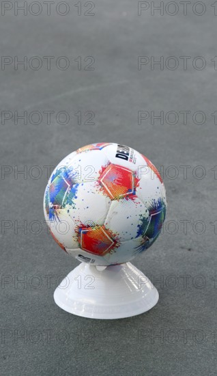 Borussia Park Mönchengladbach, 24.8.2025 Football: Bundesliga season 2025/26 1st matchday, Borussia Mönchengladbach (BMG, white) vs Hamburger Sportverein (HSV, blue) _ Derbystar match ball on cone on the sideline ready for throw-in