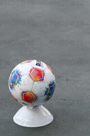Borussia Park Mönchengladbach, 24.8.2025 Football: Bundesliga season 2025/26 1st matchday, Borussia Mönchengladbach (BMG, white) vs Hamburger Sportverein (HSV, blue) _ Derbystar match ball on cone on the sideline ready for throw-in