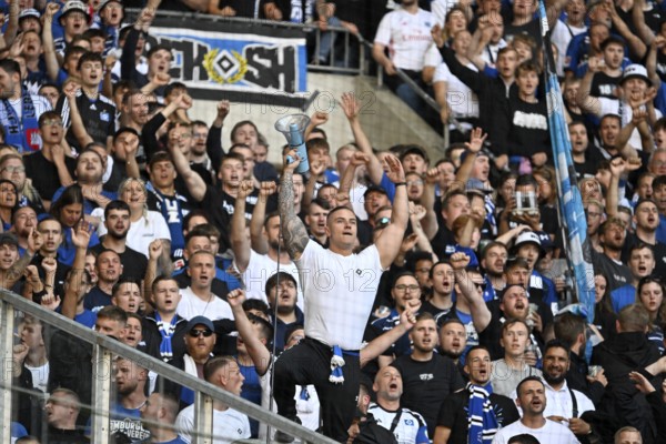 Borussia Park Mönchengladbach, 24.8.2025 Football: Bundesliga season 2025/26 1st matchday, Borussia Mönchengladbach (BMG, white) vs Hamburger Sportverein (HSV, blue) _ Pre-singer and Ultra HSV fans in the guest fan block _ DFL REGULATIONS PROHIBIT ANY USE OF PHOTOGRAPHS AS IMAGE SEQUENCES AND/OR QUASI-VIDEO