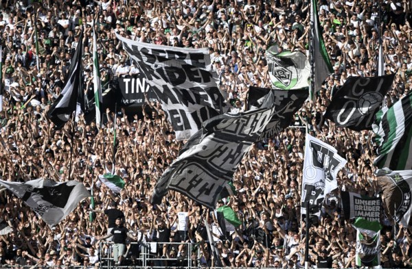 Borussia Park Mönchengladbach, 24.8.2025 Football: Bundesliga Season 2025/26 1st Matchday, Borussia Mönchengladbach (BMG, white) vs Hamburger Sportverein (HSV, blue) _ Fans on the North Curve with flags _ DFL REGULATIONS PROHIBIT ANY USE OF PHOTOGRAPHS AS IMAGE SEQUENCES AND/OR QUASI-VIDEO
