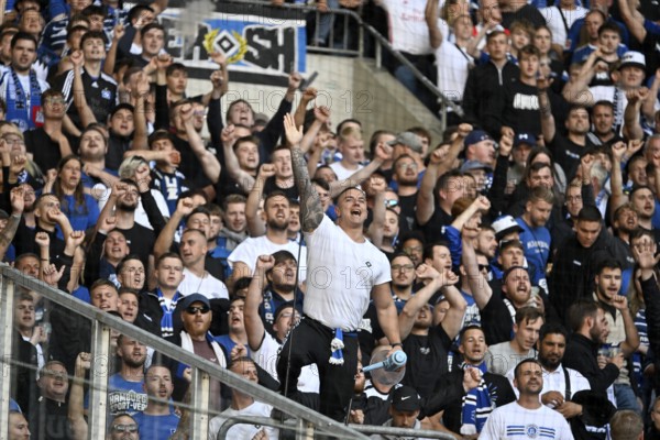 Borussia Park Mönchengladbach, 24.8.2025 Football: Bundesliga season 2025/26 1st matchday, Borussia Mönchengladbach (BMG, white) vs Hamburger Sportverein (HSV, blue) _ Pre-singer and Ultra HSV fans in the guest fan block _ DFL REGULATIONS PROHIBIT ANY USE OF PHOTOGRAPHS AS IMAGE SEQUENCES AND/OR QUASI-VIDEO