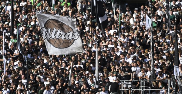 Borussia Park Mönchengladbach, 24.8.2025 Football: Bundesliga Season 2025/26 1st Matchday, Borussia Mönchengladbach (BMG, white) vs Hamburger Sportverein (HSV, blue) _ Fans on the North Curve with Ultras Flag _ DFL REGULATIONS PROHIBIT ANY USE OF PHOTOGRAPHS AS IMAGE SEQUENCES AND/OR QUASI-VIDEO