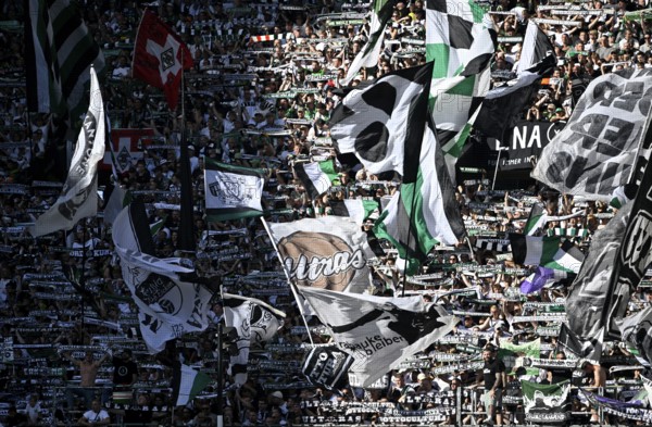 Borussia Park Mönchengladbach, 24.8.2025 Football: Bundesliga Season 2025/26 1st Matchday, Borussia Mönchengladbach (BMG, white) vs Hamburger Sportverein (HSV, blue) _ Fans on the North Curve with Ultras Flag _ DFL REGULATIONS PROHIBIT ANY USE OF PHOTOGRAPHS AS IMAGE SEQUENCES AND/OR QUASI-VIDEO