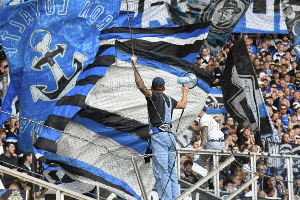 Borussia Park Mönchengladbach, 24.8.2025 Football: Bundesliga season 2025/26 1st matchday, Borussia Mönchengladbach (BMG, white) vs Hamburger Sportverein (HSV, blue) _ Pre-singer and Ultra HSV fans in the guest fan block _ DFL REGULATIONS PROHIBIT ANY USE OF PHOTOGRAPHS AS IMAGE SEQUENCES AND/OR QUASI-VIDEO