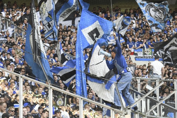 Borussia Park Mönchengladbach, 24.8.2025 Football: Bundesliga season 2025/26 1st matchday, Borussia Mönchengladbach (BMG, white) vs Hamburger Sportverein (HSV, blue) _ Pre-singer and Ultra HSV fans in the guest fan block _ DFL REGULATIONS PROHIBIT ANY USE OF PHOTOGRAPHS AS IMAGE SEQUENCES AND/OR QUASI-VIDEO